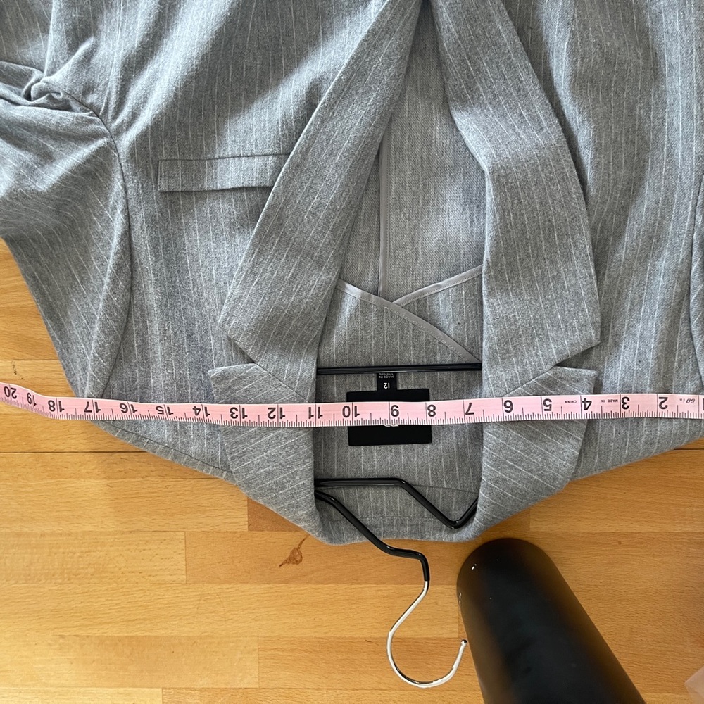 Gray Pin Stripe Women's Flannel Blazer by Banana Republic Size 12 - Picture 8 of 9